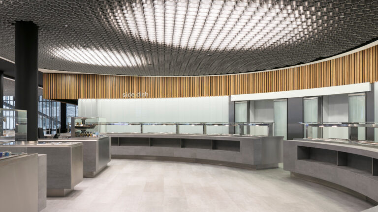 Creating a harmonious dialogue between contrasting surfaces and textures