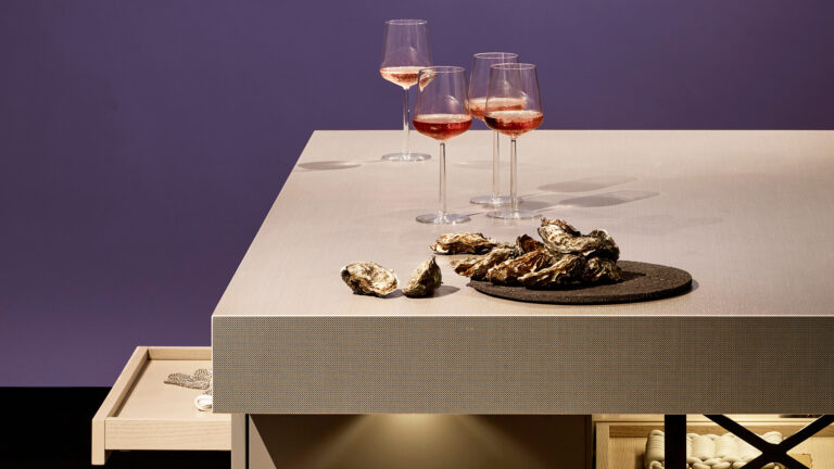 Cucina +MODO di Poggenpohl. Piano cucina in Oro - collezione FILO