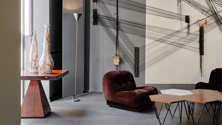 Galleria Rossella Colombari, Milano - Pavimento in Laminam collezione I NATURALI - Pietra di Savoia Antracite Bocciardata - Galleria Rossella Colombari, Milano - Photo by Federico Torra