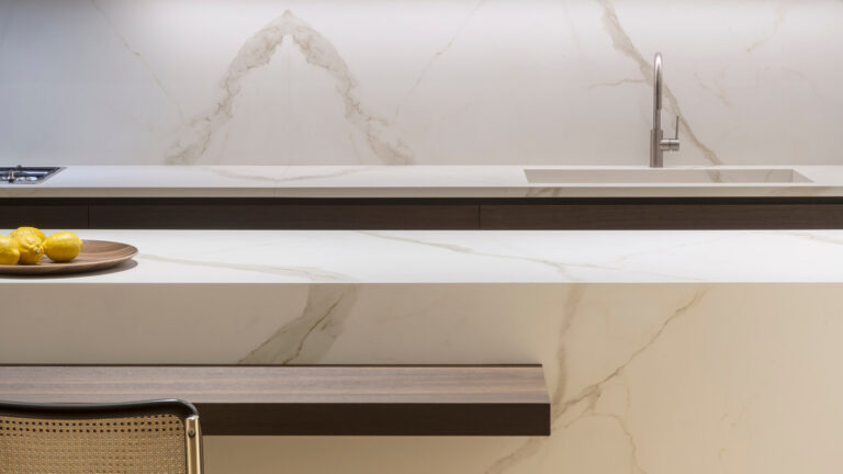 Private residence in Ragusa. Kitchen island, countertop and backsplash in Calacatta Oro Venato Bookmatch - I Naturali series