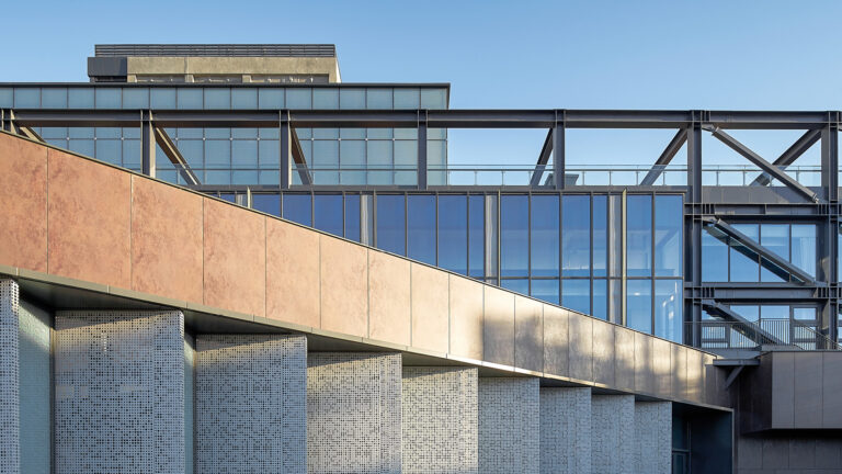 Esplorare le soluzioni dell’architettura contemporanea cogliendo l’eredità del sito industriale esistente